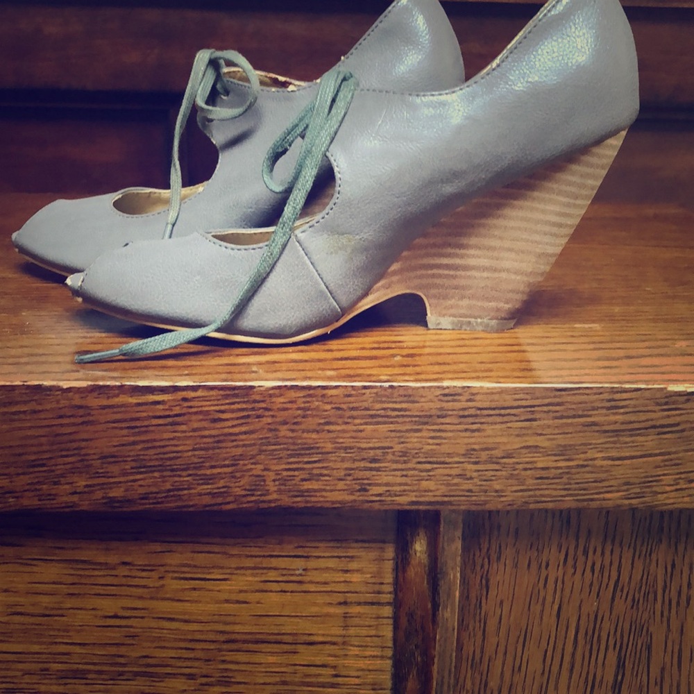 Very retro, wedge, lace up. Good condition.